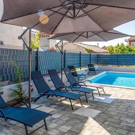 아파트 Lovely Apartment In Zadar With Wifi