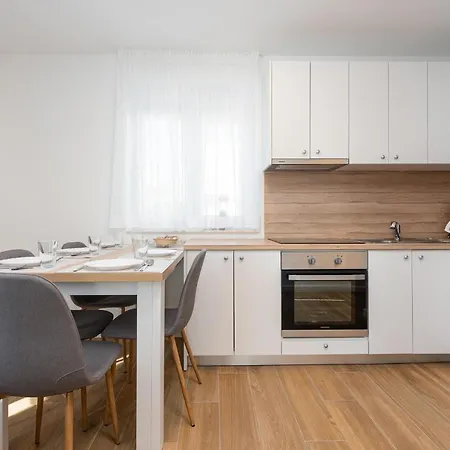 Lovely Apartment In Zadar With Wifi شقة