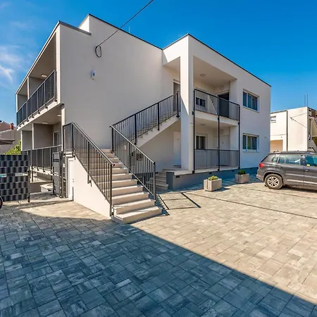 Lovely Apartment In Zadar With Wifi *